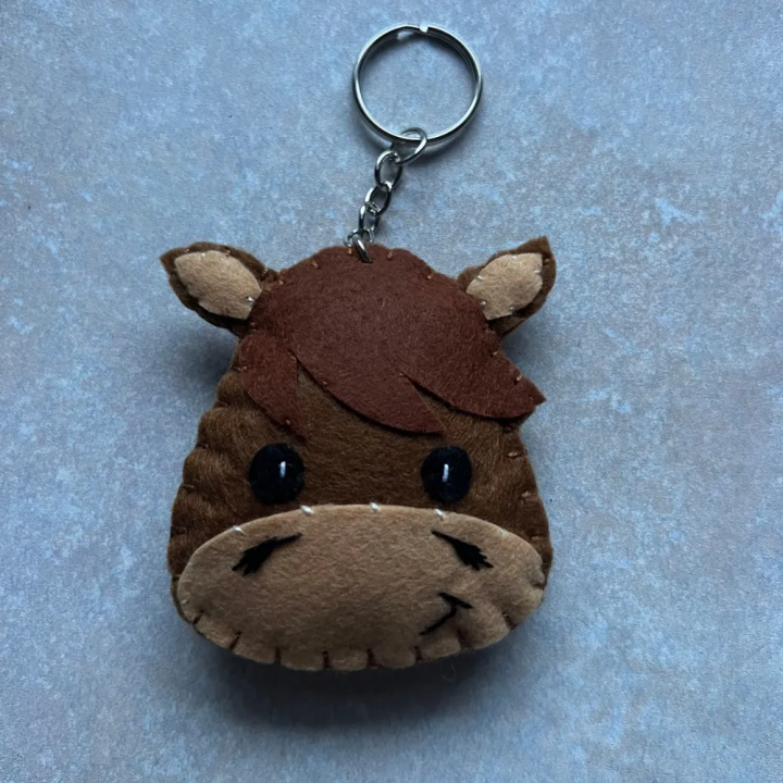 Brelok z filcu – Uroczy zwierzak ręcznie robiony KOŃ