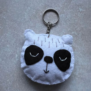 Brelok z filcu – Uroczy zwierzak ręcznie robiony PANDA