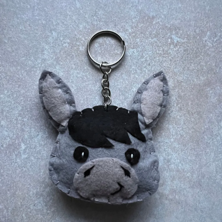 Brelok z filcu – Uroczy zwierzak ręcznie robiony OSIOŁEK