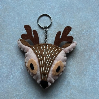 Brelok z filcu – Uroczy zwierzak ręcznie robiony JELONEK