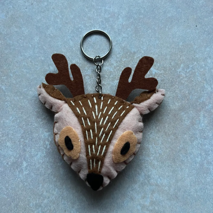 Brelok z filcu – Uroczy zwierzak ręcznie robiony JELONEK