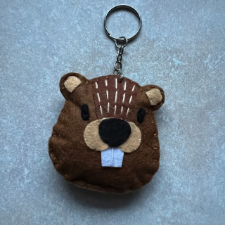 Brelok z filcu – Uroczy zwierzak ręcznie robiony BÓBR