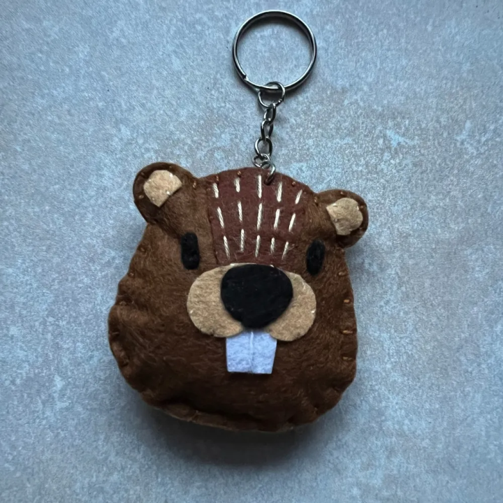 Brelok z filcu – Uroczy zwierzak ręcznie robiony BÓBR