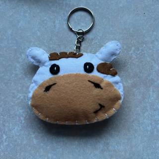 Brelok z filcu – Uroczy zwierzak ręcznie robiony KROWA