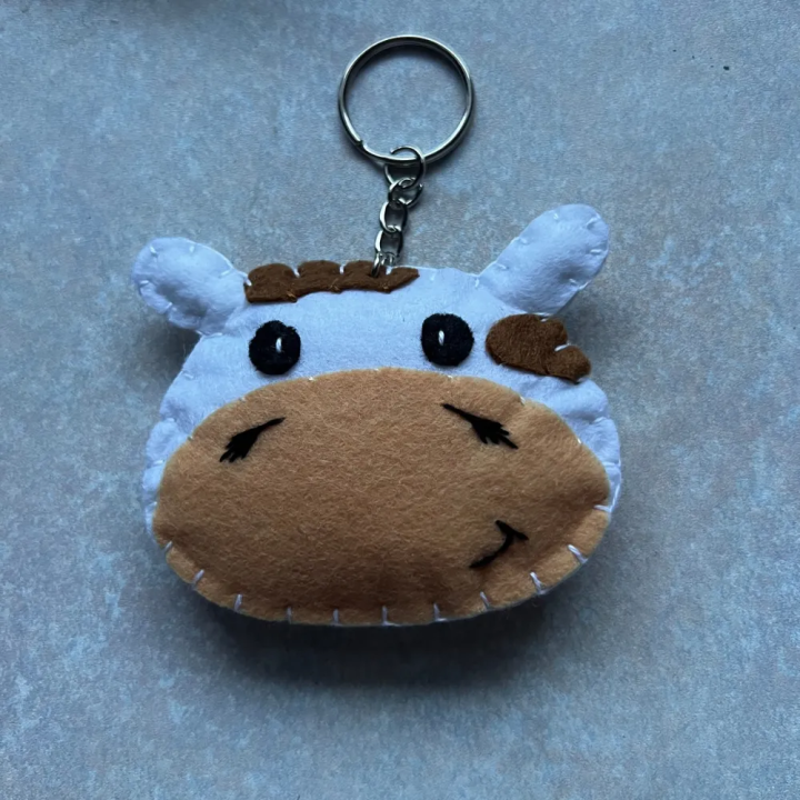 Brelok z filcu – Uroczy zwierzak ręcznie robiony KROWA
