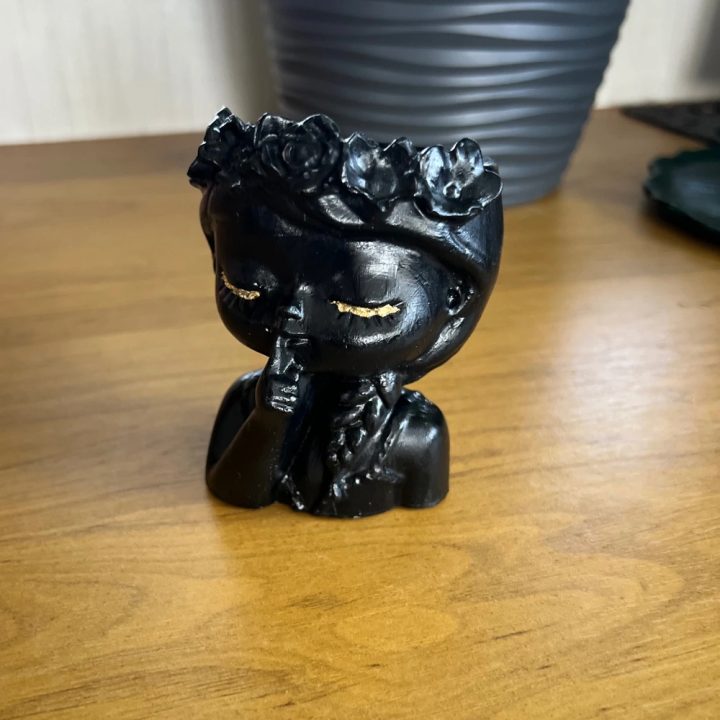 Osłonka betonowa CISZA – głowa dziewczynki | dekoracyjna doniczka