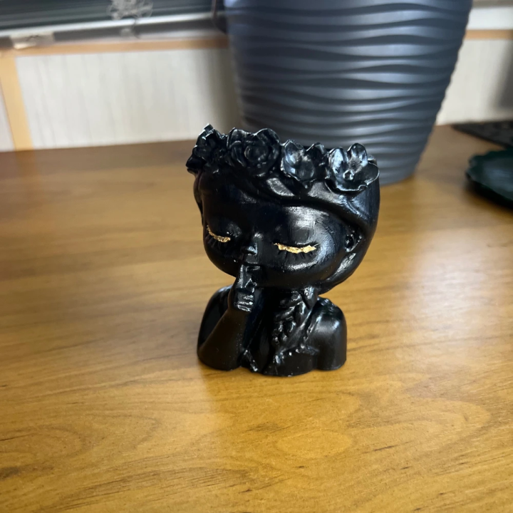 Osłonka betonowa CISZA – głowa dziewczynki | dekoracyjna doniczka