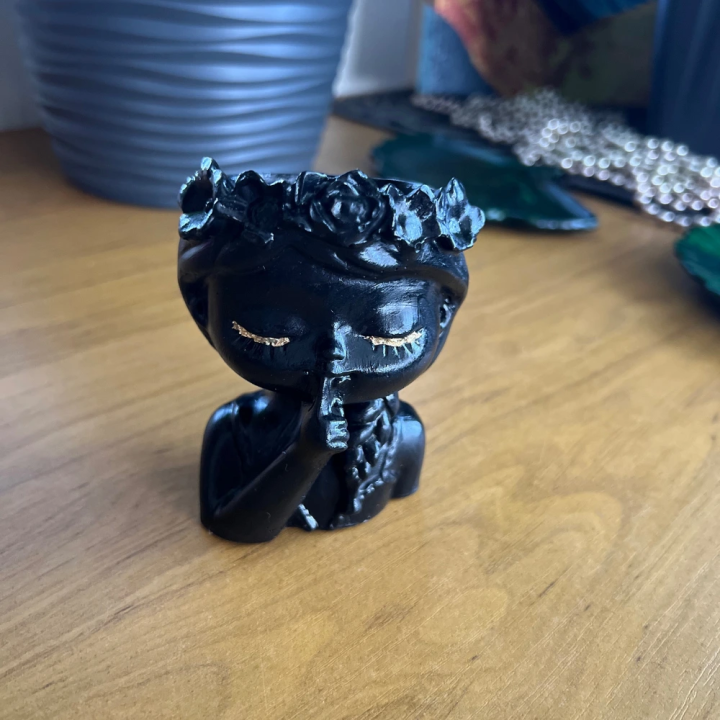 Osłonka betonowa CISZA – głowa dziewczynki | dekoracyjna doniczka