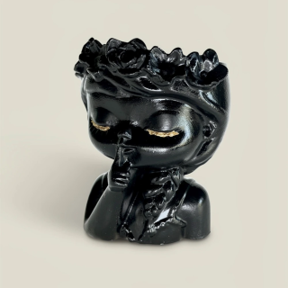 Osłonka betonowa CISZA – głowa dziewczynki | dekoracyjna doniczka