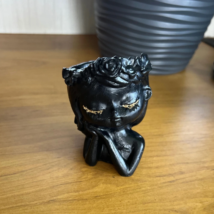 Osłonka betonowa CISZA – głowa dziewczynki | dekoracyjna doniczka