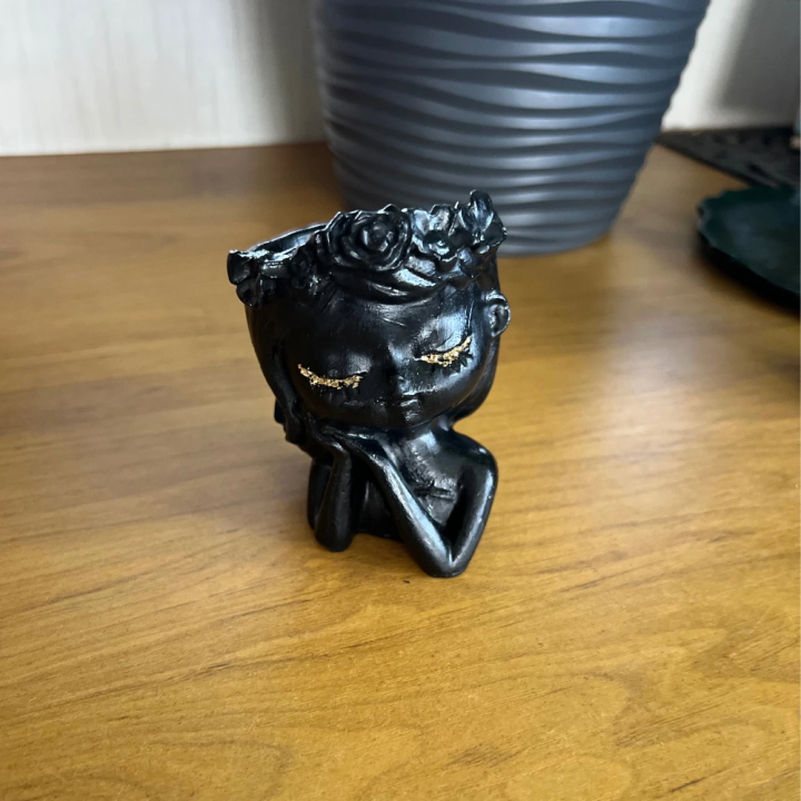 Osłonka betonowa CISZA – głowa dziewczynki | dekoracyjna doniczka