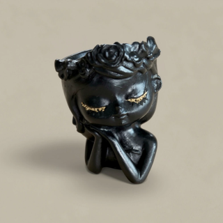 Osłonka betonowa CISZA – głowa dziewczynki | dekoracyjna doniczka