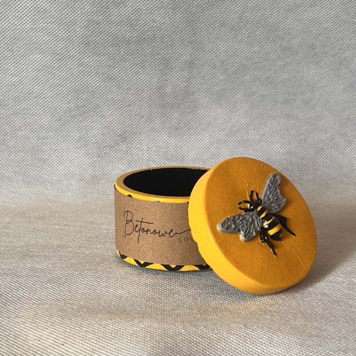 Betonowy pojemniczek z pszczołą handmade | Laavaar